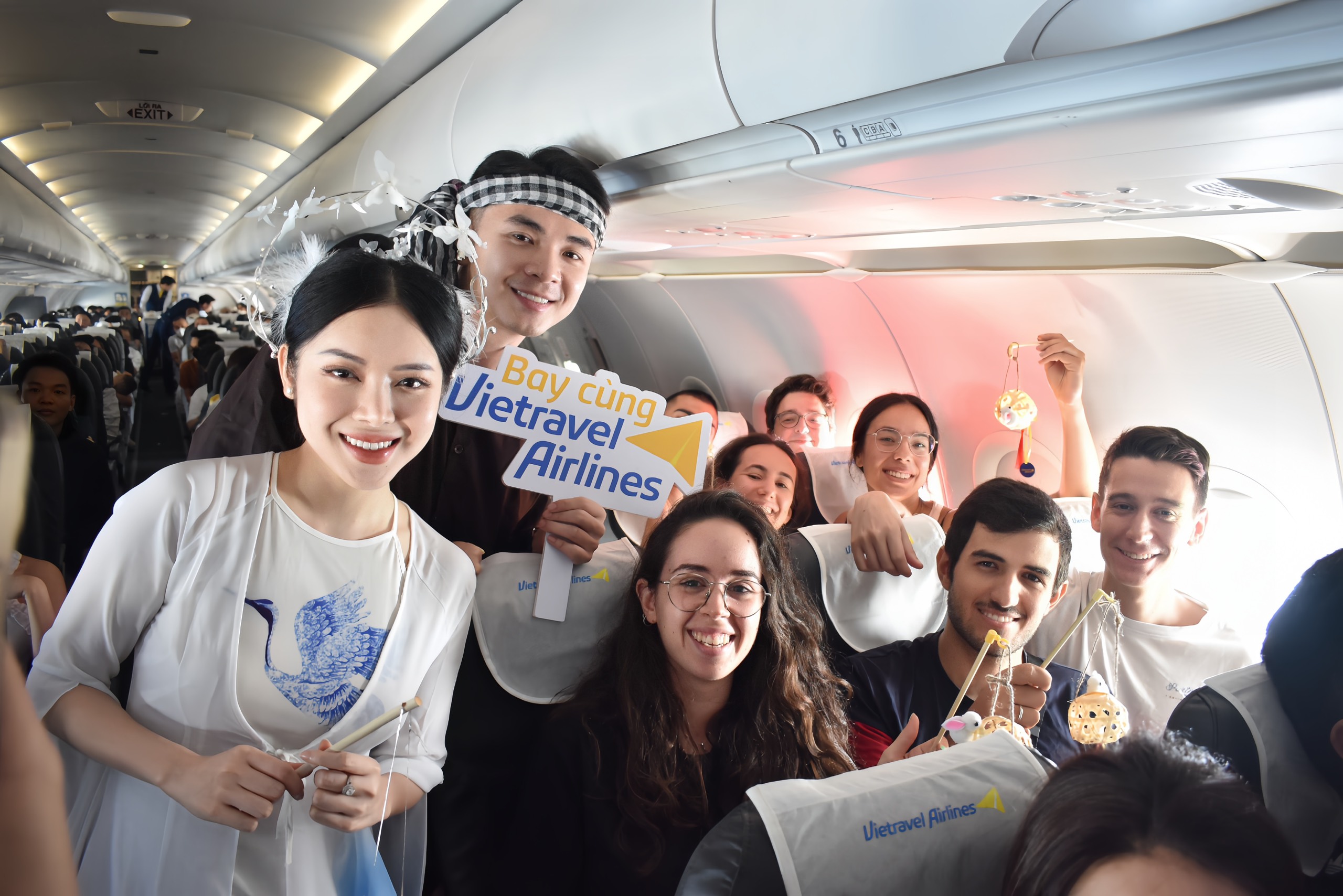 VIETRAVEL AIRLINES TỔ CHỨC RƯỚC ĐÈN TRÊN MÂY Vietravel Airlines
