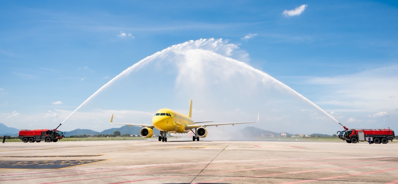 A yellow airplane on a runway

AI-generated content may be incorrect.